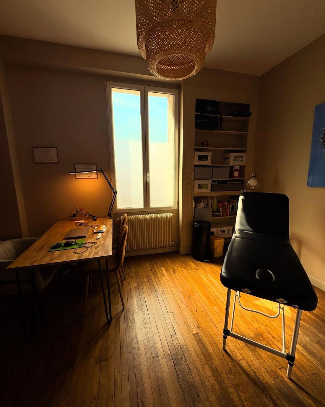 Bureau du cabinet An-K+ avec lampe d'appoint et table de soin