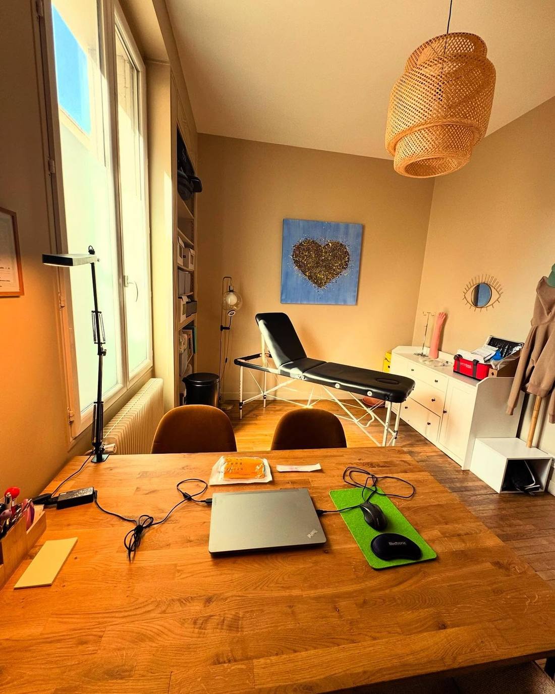 Table de soin du cabinet An-K+ avec tableau en forme de cœur